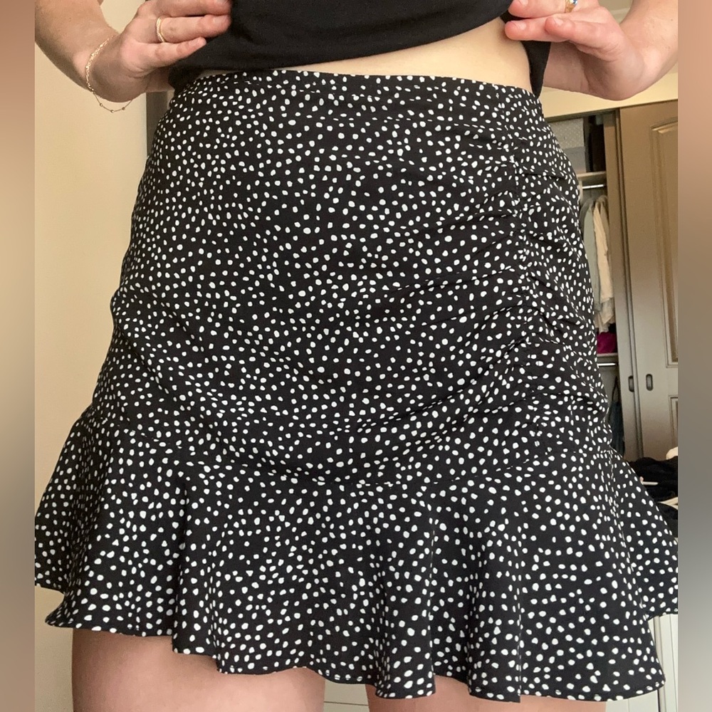 Abercrombie- black polka dot ruffle skort. Good condition!